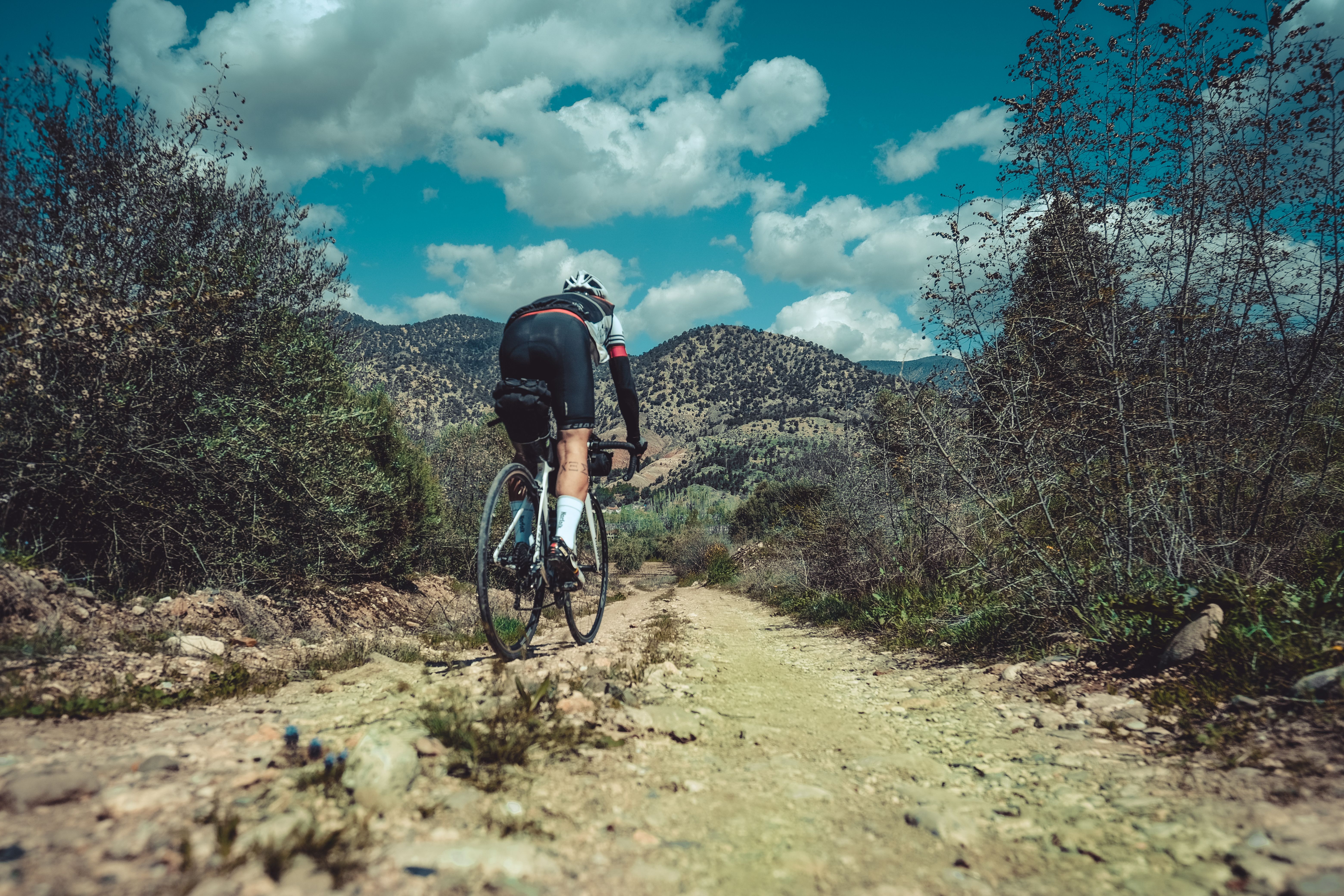 Come si guida una gravel: tecnica su sterrato e discese